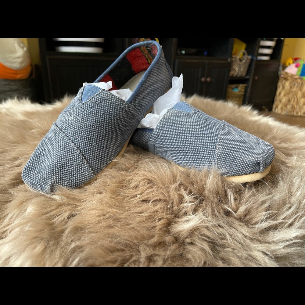TOMS Washed Denim Canvas Slip On’s. M/8-W/9.5